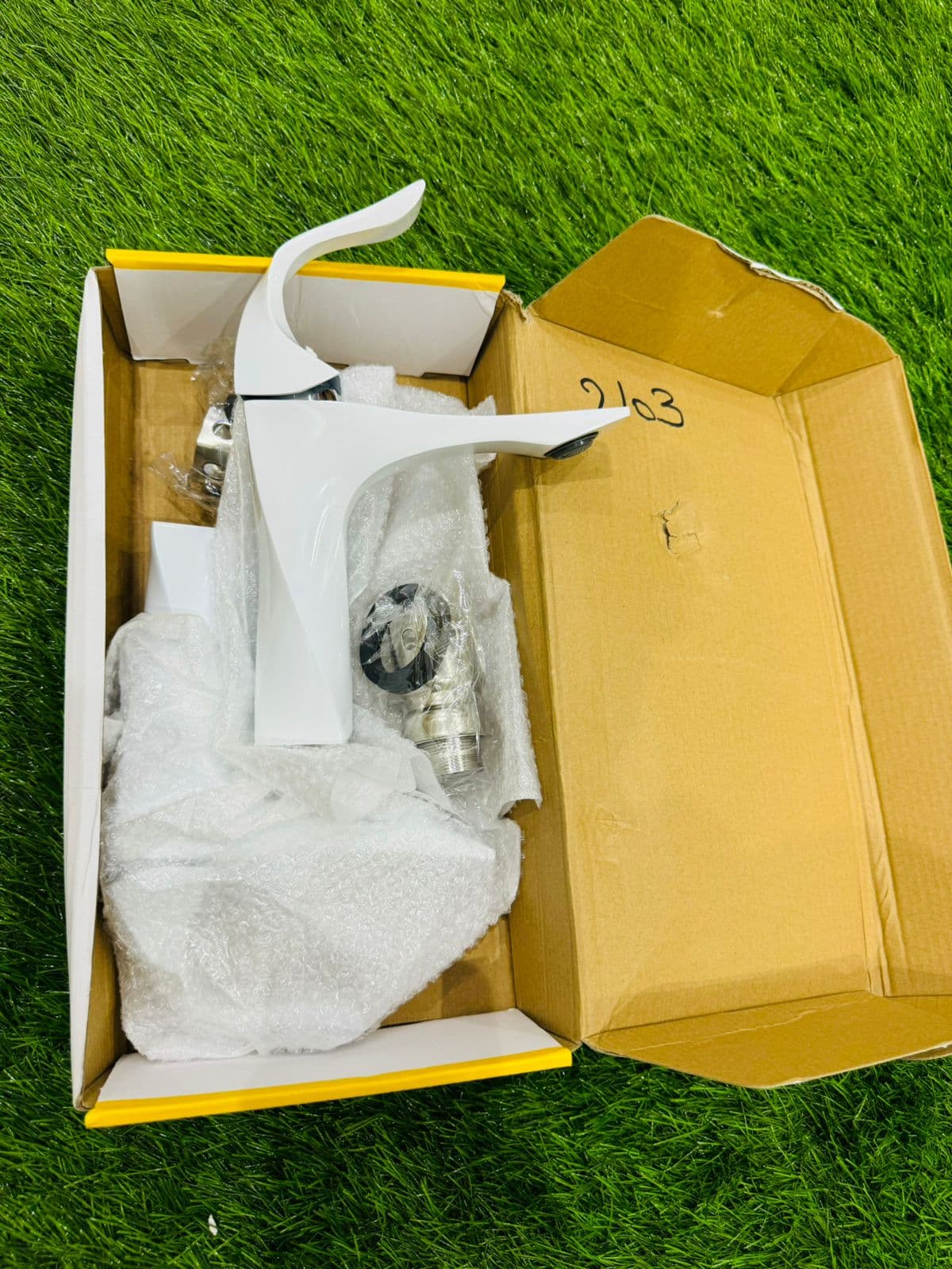 Elegant basin mixer (white color)